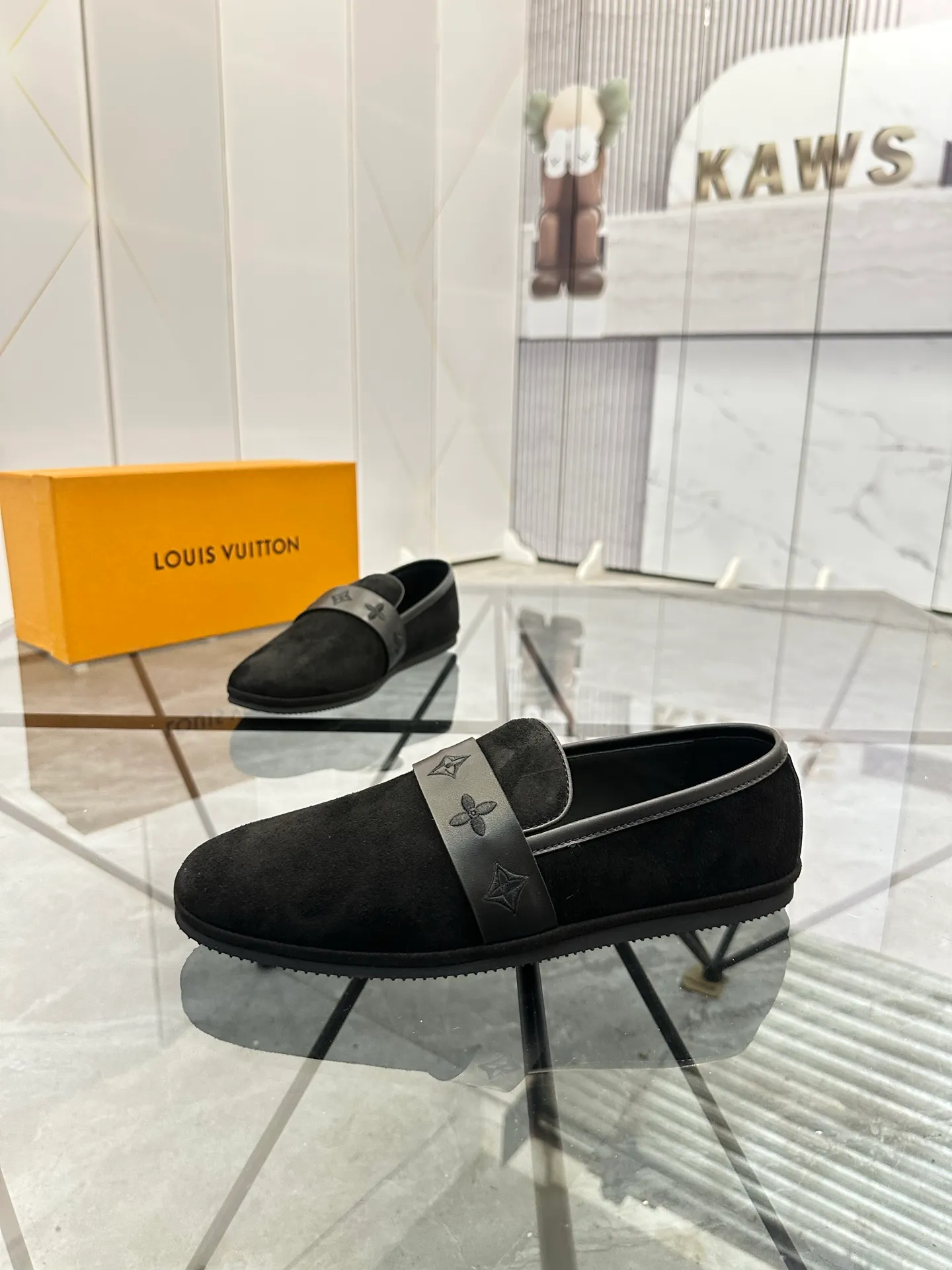 Selling men's shoes 💰: 💰P460¥ Product trademark: LV* "Louis Vuitton*" slip-on shoes, lazy shoes, regular size: 38-44. (can be customized to 45.) Product materials: imported first-layer nubuck leather upper, water-dyed cowhide lining, original outsole. No.: D301